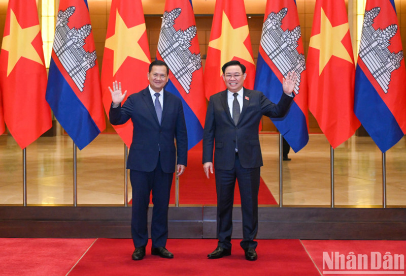 越南国会主席王廷惠会见柬埔寨首相洪玛奈。