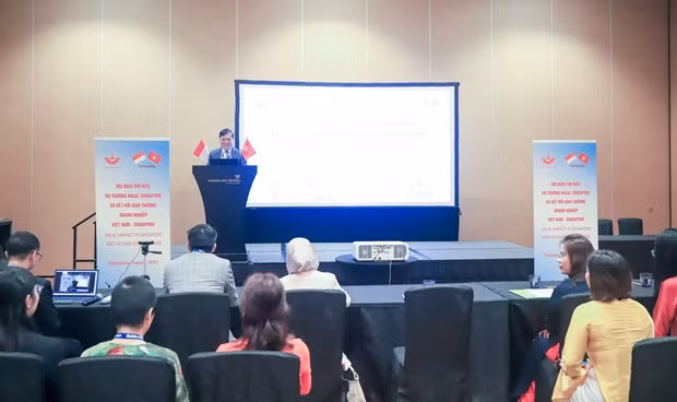 越南驻新加坡大使梅福勇在8月17日的会议上发表讲话。