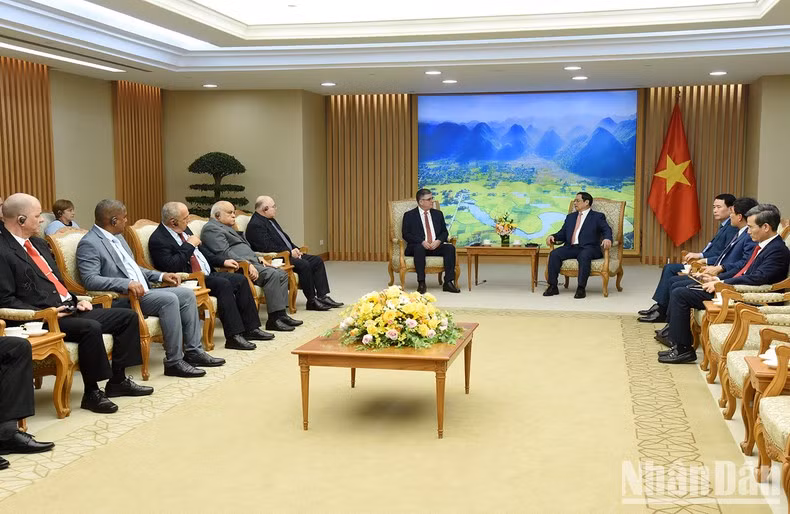 政府总理范明正会见古巴内务部长拉萨罗·阿尔韦托。