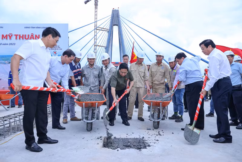 越南政府总理范明正出席美顺二号大桥合龙仪式。（图片来源：VGP）