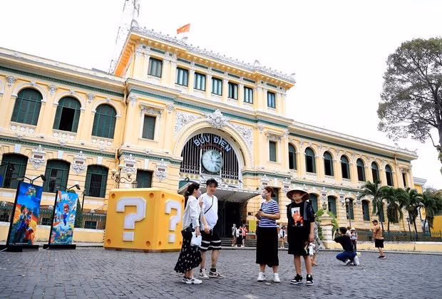 游客参观胡志明市邮局。（图片来源：越通社）
