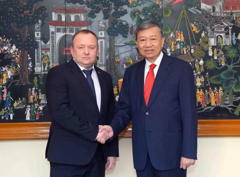 越南政府副总理黎明慨会见来访的白俄罗斯国家司法鉴定委员会主席沃尔科夫。（图片来源：越通社）