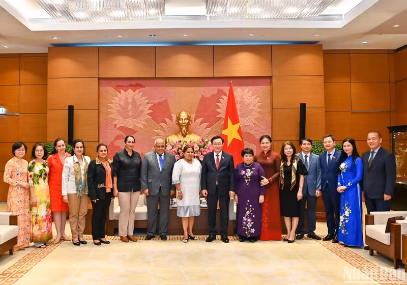 双方代表合影留念。 双方代表合影留念。