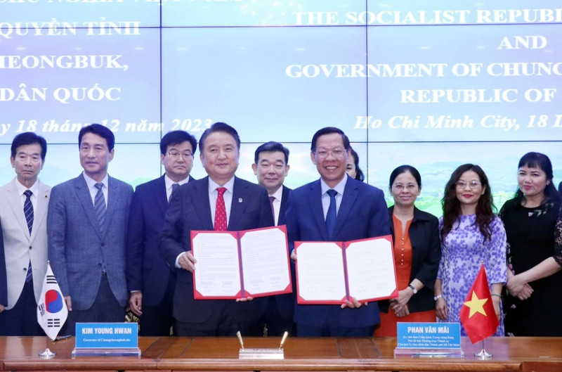 胡志明市人委会与韩国忠清北道政府签署友好合作关系谅解备忘录。（图片来源：越通社）