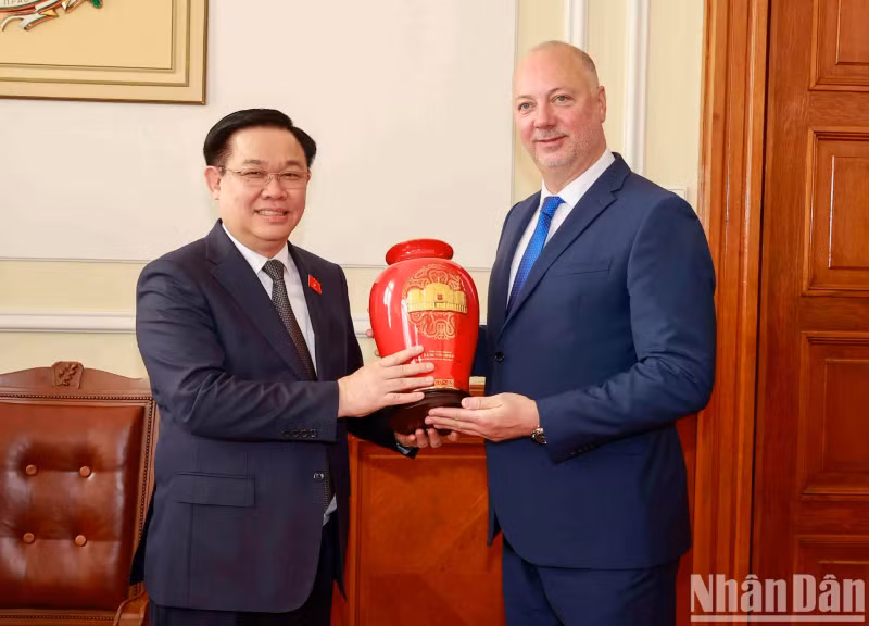 越南国会主席王廷惠向保加利亚议会议长罗森·热利亚兹科夫赠送纪念品。