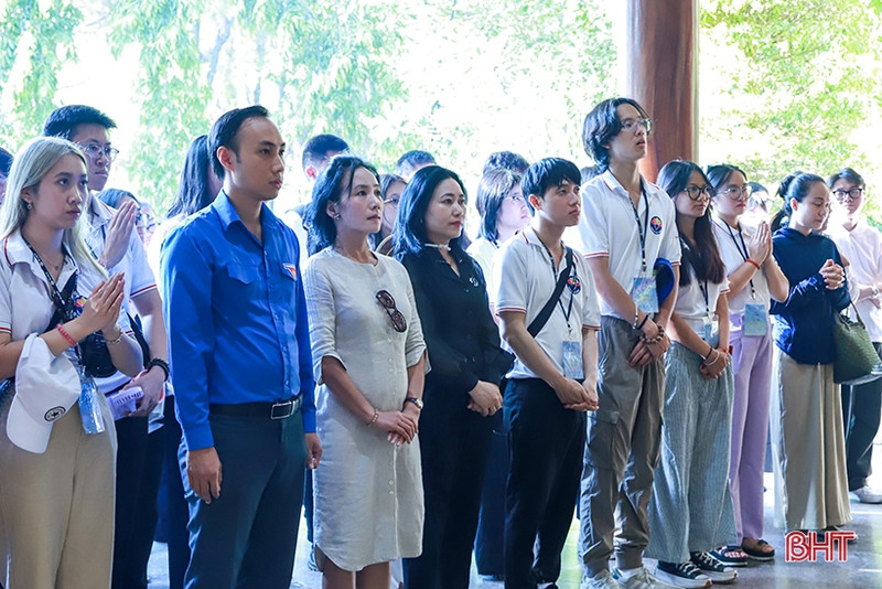 参加“2023年越南夏令营”的海外越侨青年在同禄三岔路口历史遗迹，向各位年轻女烈士献花进香。