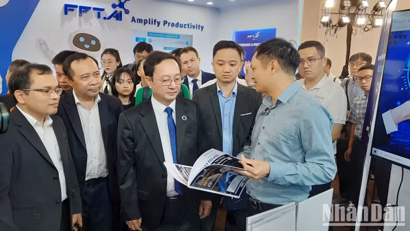 与会代表参观越南人工智能节的各间展位。