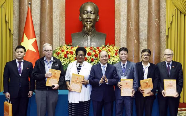 国家主席阮春福向世界和平理事会第22届大会参会代表赠送礼物。（图片来源：越通社）