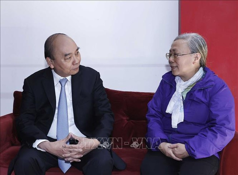 国家主席阮春福造访已故国家主席孙德胜家属。（图片来源：越通社）