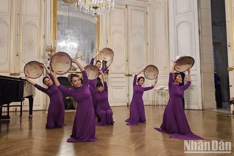 越南传统尖顶帽舞蹈。