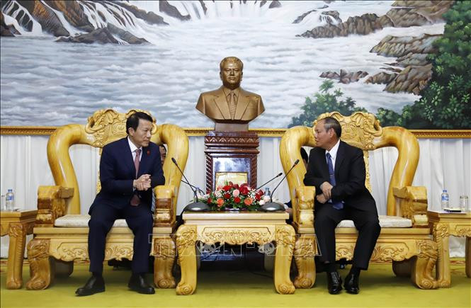 越南公安部副部长梁三光上将与老挝政府副总理、公安部部长维莱·拉坎丰。（图片来源：越通社）