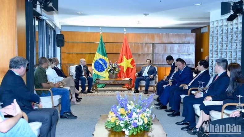 越南政府总理范明正会见巴西-越南友好协会秘书长佩德罗·德·奥利维拉。 越南政府总理范明正会见巴西-越南友好协会秘书长佩德罗·德·奥利维拉。