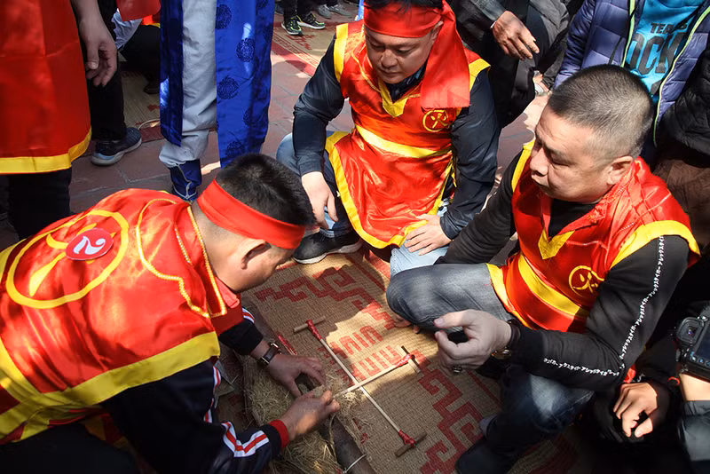 生火比赛开始。每队选出四名男子参加生火比赛，生火用具为竹藤，要反复多次摩擦直至冒烟就赶紧吹气起火，并用这股火煮饭。