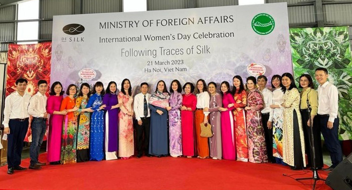 与会代表和应。