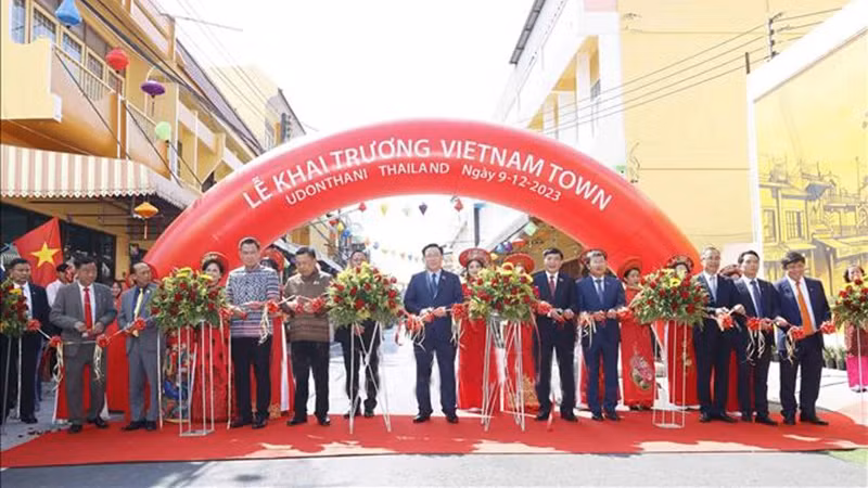 越南国会主席王廷惠出席泰国乌隆府“越南城”揭幕仪式。