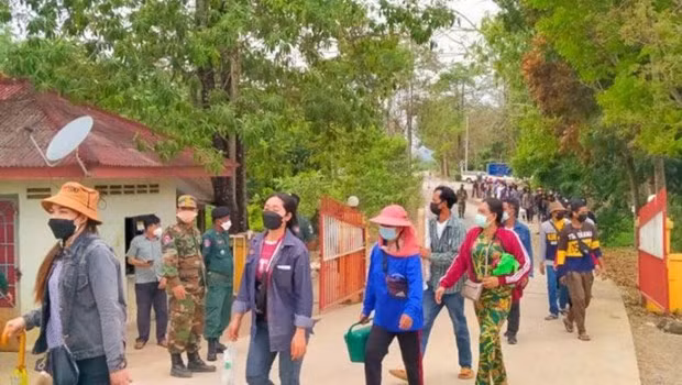 附图：柬埔寨劳工从泰国返回。（图片来源：The Phnom Penh Post）