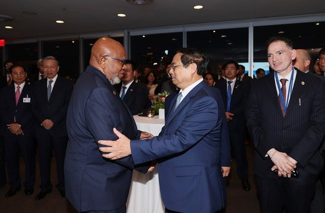 越南政府总理范明正和第78届联合国大会主席丹尼斯·弗朗西斯。（图片来源：VGP）