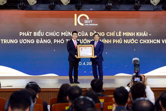 黎明慨副总理代表越南党、国家领导向越南太原三星电子公司授予三级劳动勋章。