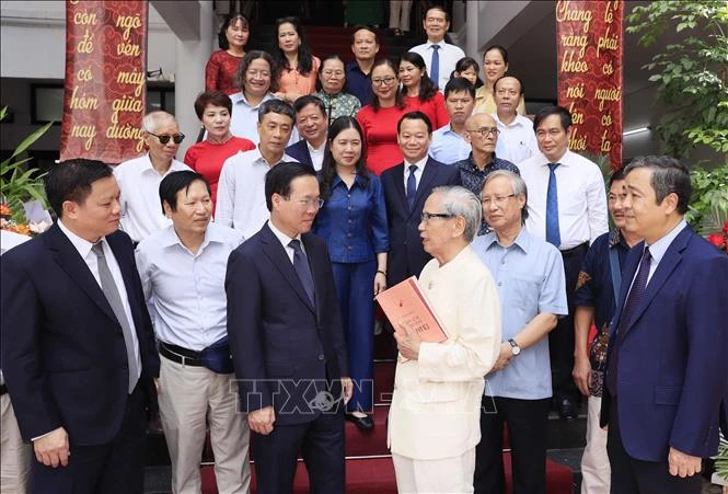 越南国家主席武文赏和作家武伯强。