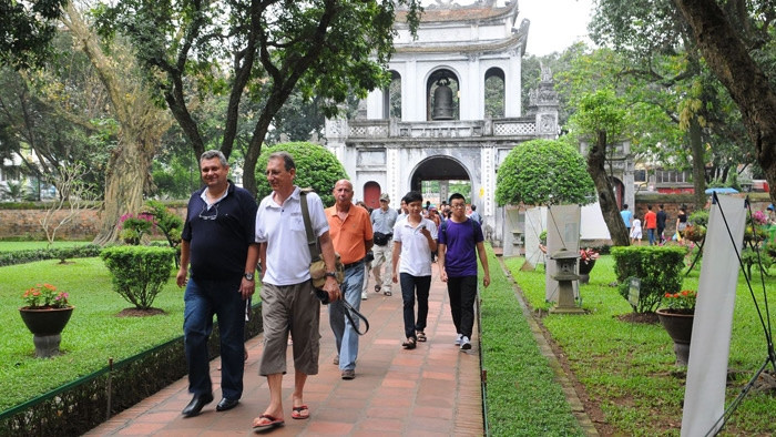 附图：赴河内市参观旅游的国际游客。