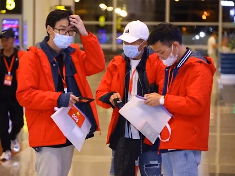 越南公安部出入境管理局协助自缅甸回国的越南公民。