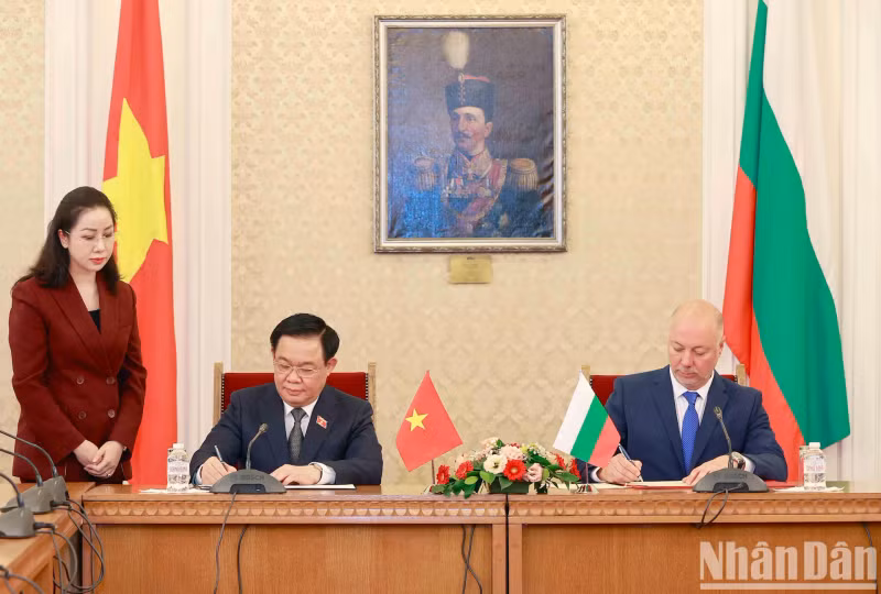 越南国会主席王廷惠与保加利亚议会议长罗森·热利亚兹科夫签署两国国会之间的合作协议。