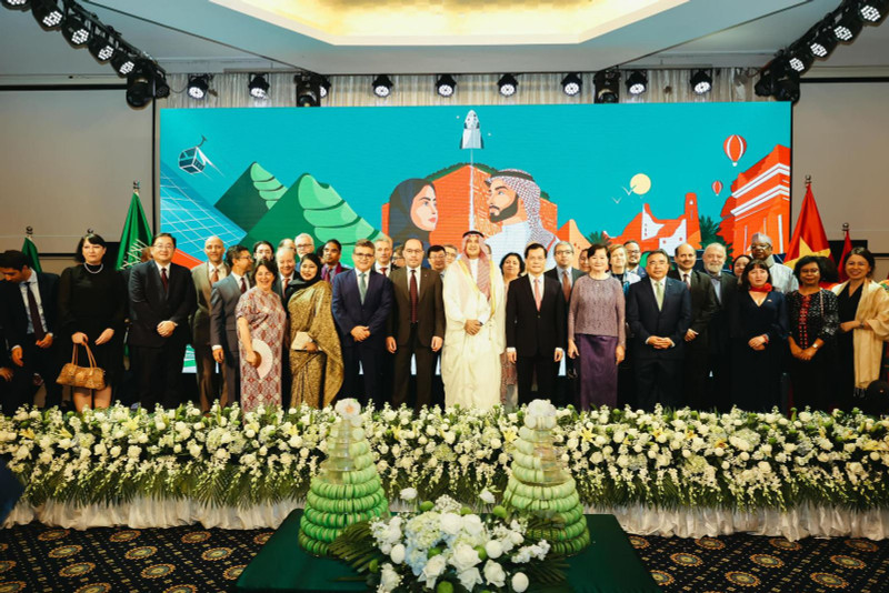 与会代表合影。（图片来源：沙特阿拉伯王国驻越南大使馆）