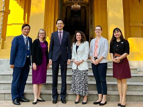越南外交部副部长杜雄越与美国驻联合国人权理事会大使米歇尔·泰勒合影留念。（图片来源：越通社）
