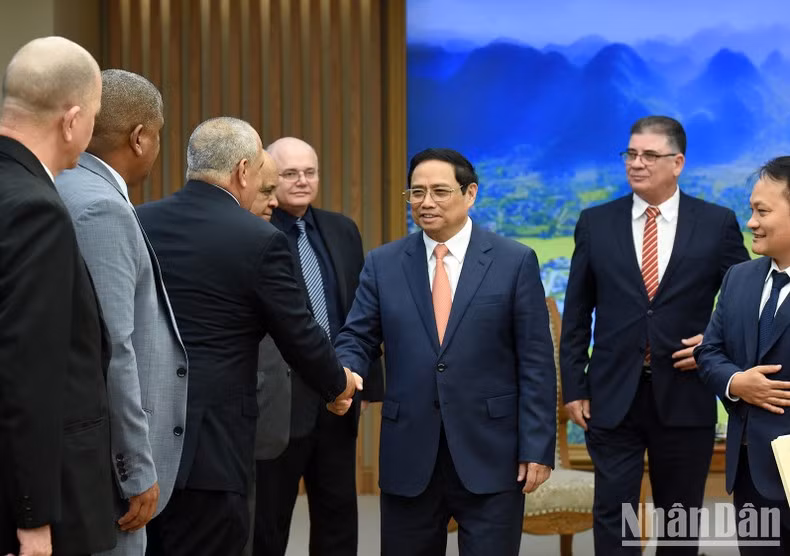 政府总理范明正会见古巴内务部长拉萨罗·阿尔韦托。