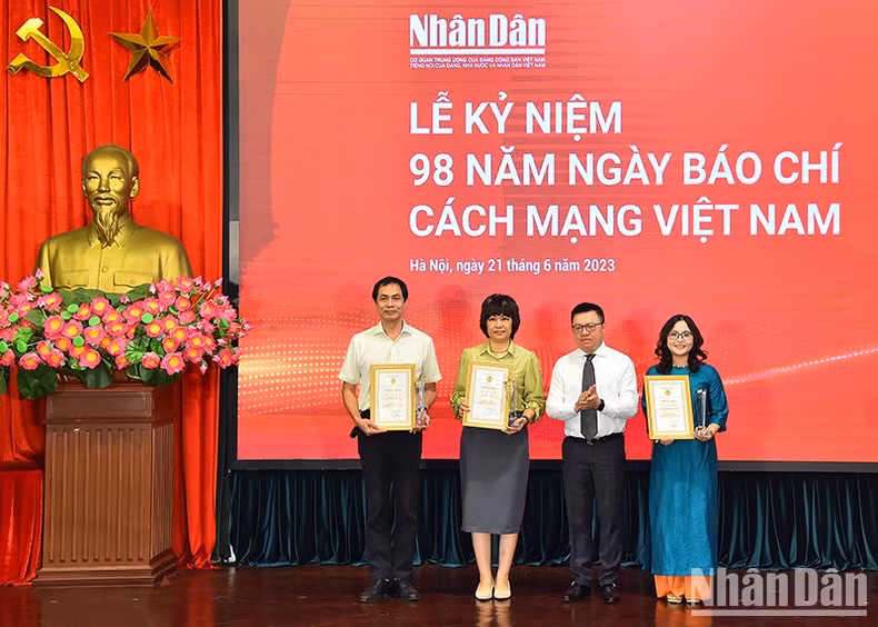 《人民报》社总编辑黎国明向《人民报》社工会优秀干部、会员颁发越南公务员工会2022年度面孔奖。