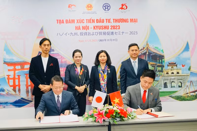 座谈会上的签字仪式。