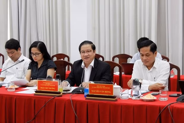 芹苴市人民委员会主席陈越长（右二）。