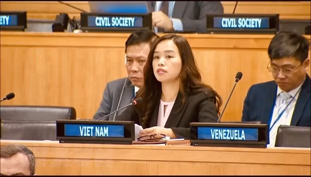 越南常驻联合国代表团副团长黎氏明钗公使衔参赞发表讲话。