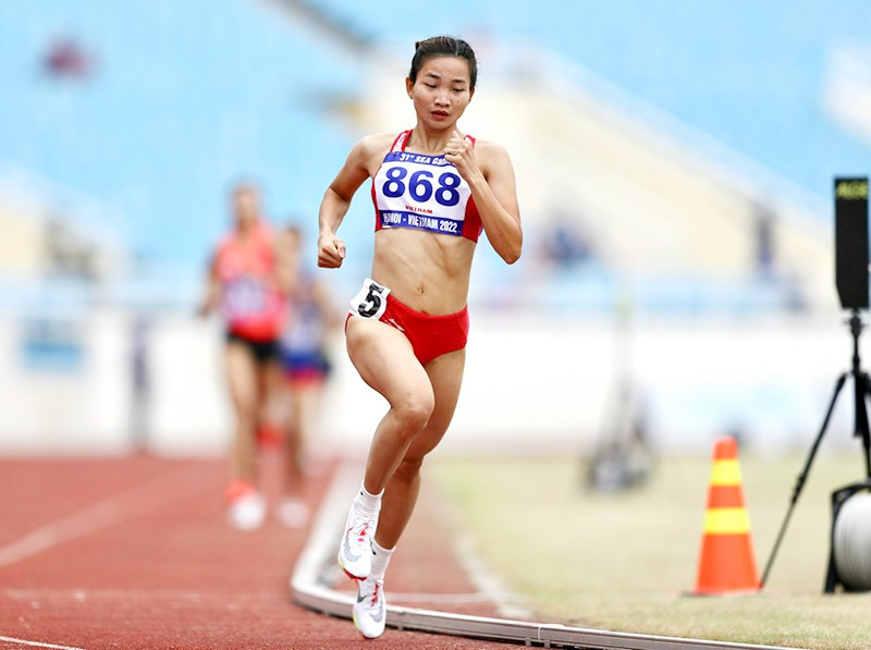 越南田径运动员阮氏莺以4分15秒55的成绩摘下金牌。