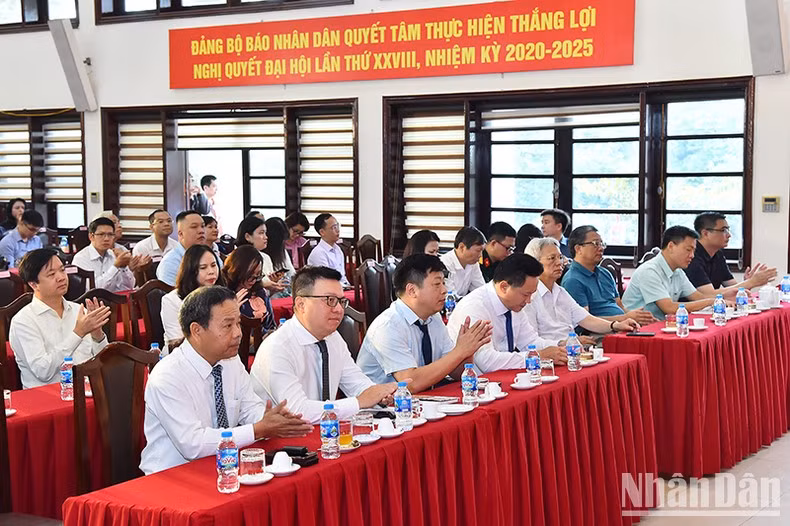 出席纪念越南革命新闻日98周年暨2022年《人民报》新闻奖颁奖仪式的各位代表。