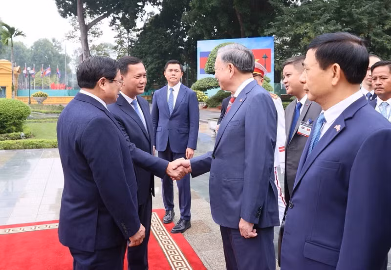 范明正总理向洪玛奈首相介绍越方代表团成员。（图片来源：越通社）