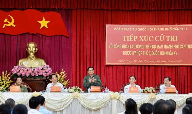 越南政府总理范明正会见芹苴市选民。