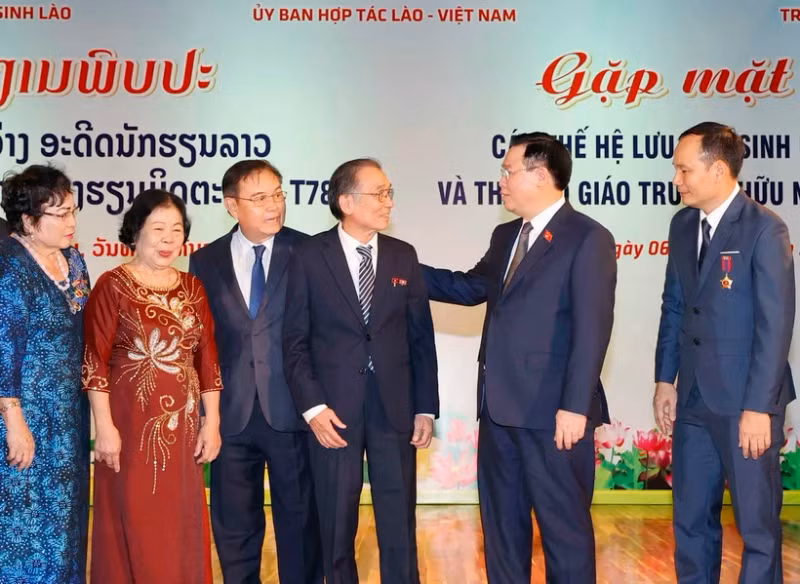 越南国会主席王廷惠和老挝国会主席赛宋蓬·丰威汉出席了T78友谊学校历届留学生和干部教师见面会。