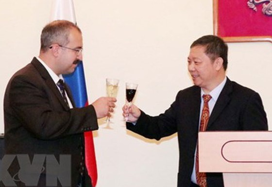 胡志明市人民委员会副主席杨英德和俄罗斯联邦驻胡志明市总领事蒂姆尔·萨迪科夫。（图片来源：胡志明市人委会）