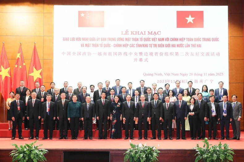 双方代表合影。