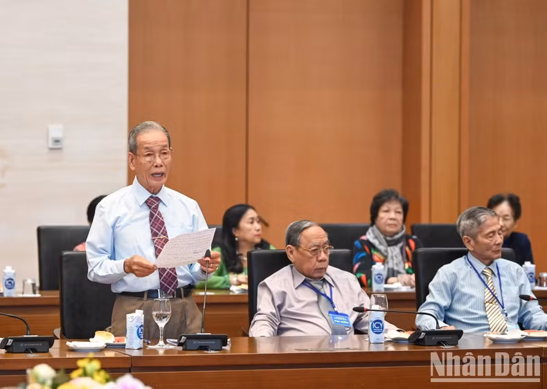 武爱民同志在见面会上发表讲话。