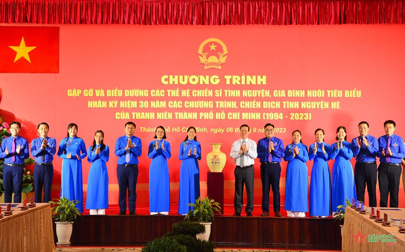 国家主席武文赏和与会代表合影。（图片来源：越南人民军队报）