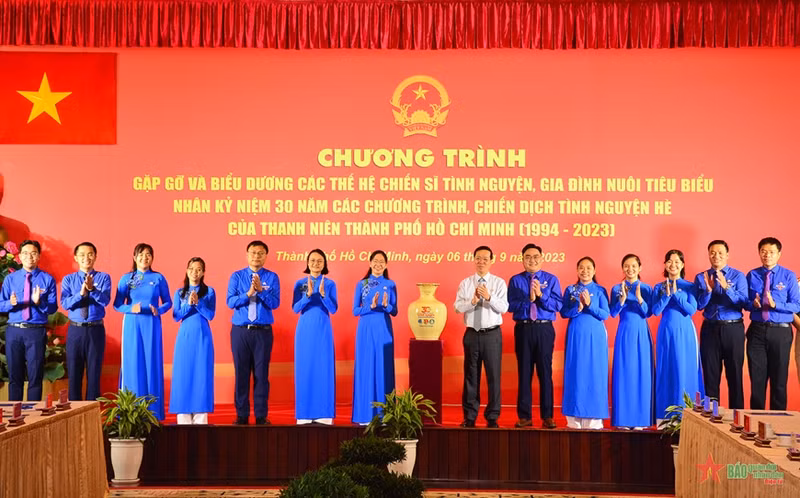 国家主席武文赏和与会代表合影。（图片来源：越南人民军队报）