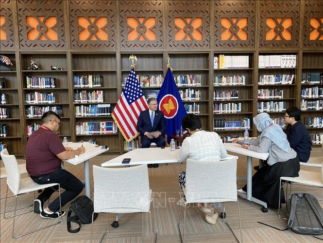 美国负责东亚和太平洋事务的助理国务卿丹尼尔·克里滕布林克会见记者。