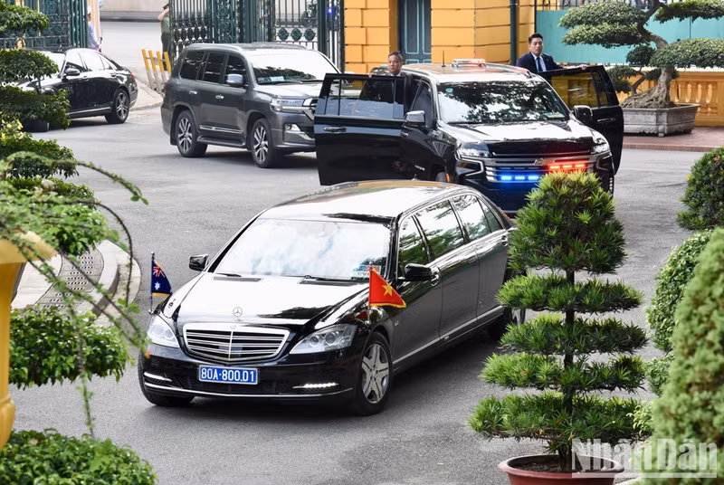 澳大利亚总理安东尼·阿尔巴尼斯的车队进入主席府。