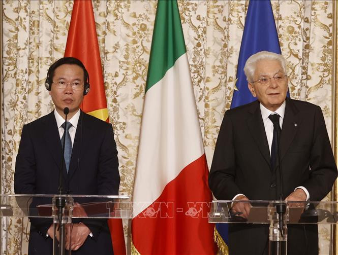越南国家主席武文赏与意大利总统塞尔焦共同举行记者会。