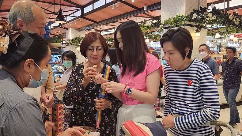 泰国消费者品尝越南的荔枝。