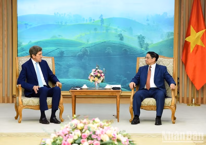 越南政府总理范明正会见美国总统气候问题特使约翰·克里。（陈海 摄）