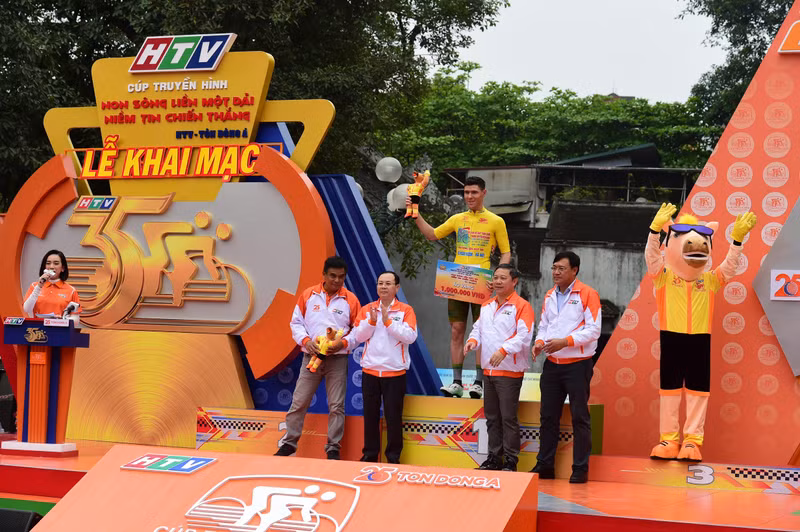 安江省天禄队Petr Rikunov选手获得黄色领骑衫。（陈海 摄）