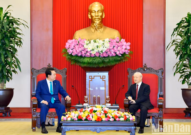 越共中央总书记阮富仲在党中央总部会见韩国总统尹锡悦。